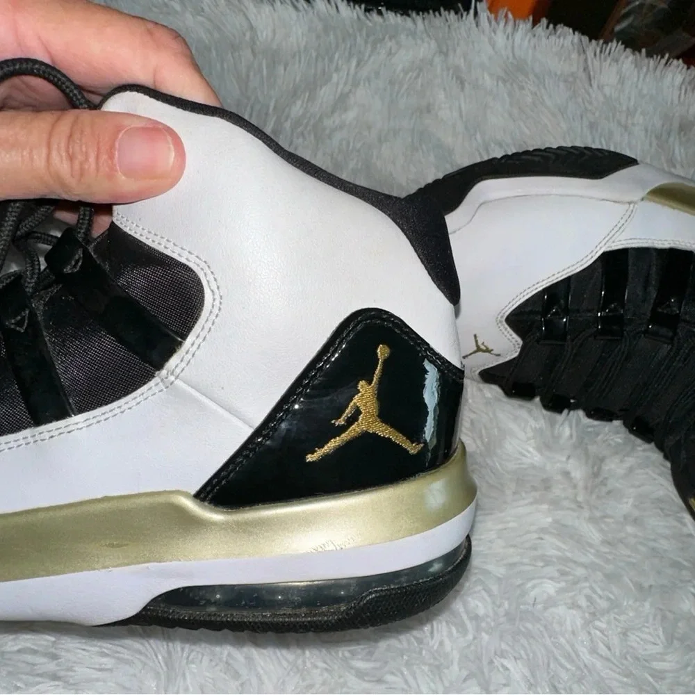 Jordan Max Aura White Black Gold